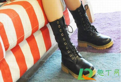 黑色马丁怎么搭配(黑色马丁靴配什么颜色裤子)