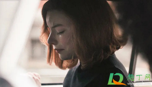 女王的棋局的片尾曲有是什么(女王的棋局第三集结尾歌曲)