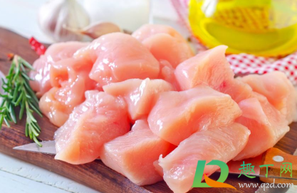 怎么看杀好的鸡新不新鲜(市场杀好的鸡都是新鲜的吗)