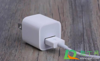 为什么我的手机充电器发烫(手机充电器怎么会发烫)