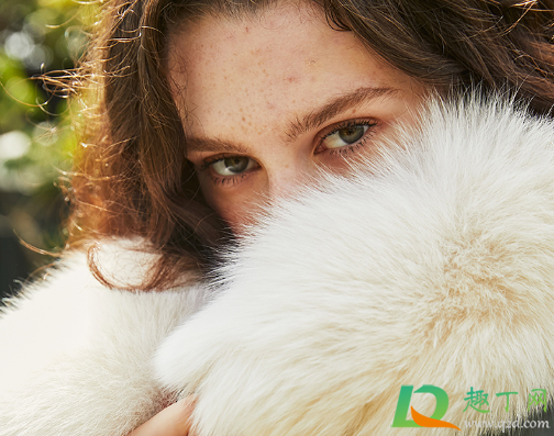 真皮毛领可以用水洗吗(真毛领能不能用水洗)