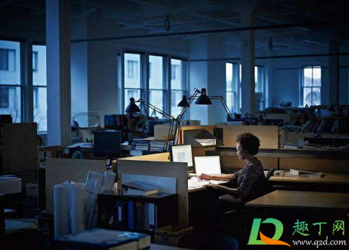 春节加班三倍工资包括当天的吗(春节加班3倍工资是包括原来工资吗?)