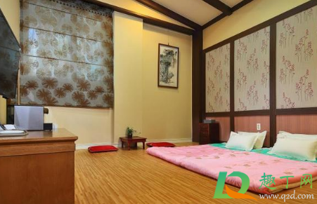 垫了被子睡在地板上可以吗(放在地板上睡觉的垫子)