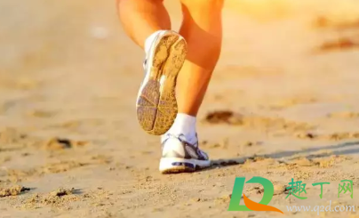 跑步干呕怎样立刻缓解(跑步恶心干呕怎么解决)