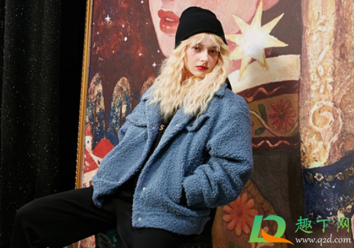 羊羔毛和棉服哪个更暖和(羊羔毛暖和还是棉暖和)