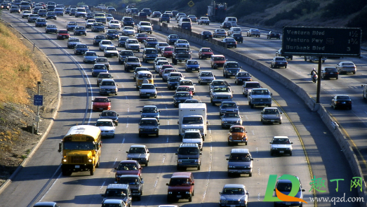 高速堵车怎么发朋友圈幽默2020(堵车搞笑朋友圈)