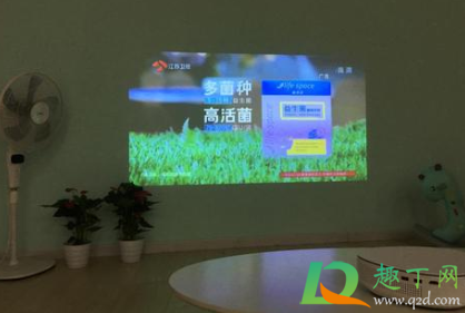 用投影仪看电影伤眼睛吗(投影仪看电影对眼睛有伤害吗)