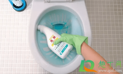 马桶又黄又脏买什么能清洗干净(马桶变黄怎么清洗才干净?)