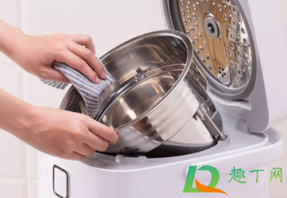 电饭锅内胆用什么布洗(电饭锅内胆可以用百洁布洗吗)