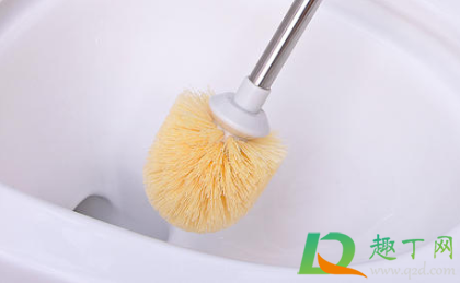 马桶刷堵住马桶里面怎么办(马桶刷堵在马桶里了怎么办)
