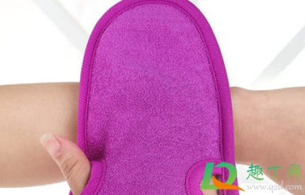 搓澡巾会把皮肤搓坏吗(搓澡巾会不会伤皮肤)