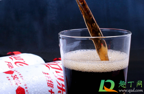 每天喝可乐患尿毒症怎么回事(可乐喝多得尿毒症)