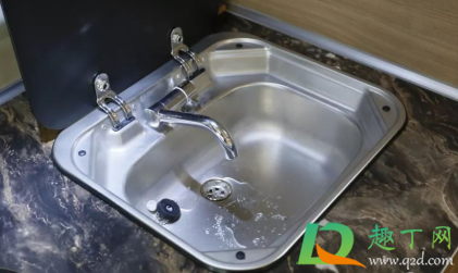 洗菜池下水道的水为什么往上冒(洗菜池下水道水猛了水往上冒)