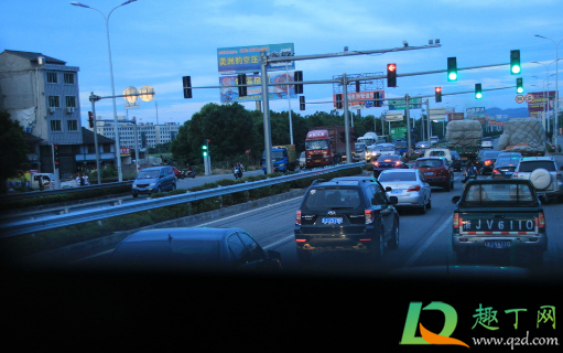 高速堵车走应急车道算不算违章2021(高速堵车走应急车道下高速算不算违章)