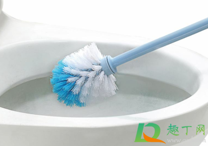 马桶刷堵住马桶里面怎么办(马桶刷堵在马桶里了怎么办)