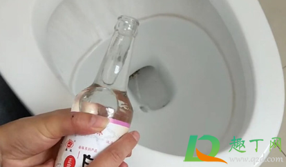 马桶又黄又脏买什么能清洗干净(马桶变黄怎么清洗才干净?)