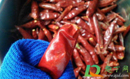 辣椒皮粘喉咙怎么快速弄掉(喉咙有辣椒皮如何弄掉)