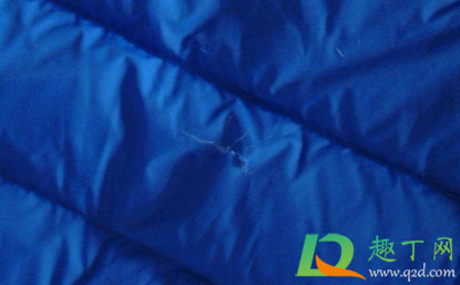 羽绒服刮个口怎么处理(羽绒服刮破一个小口怎么办)