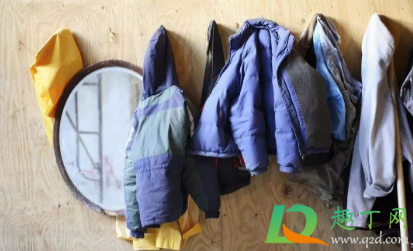 羽绒服上的脏怎么去除小窍门(羽绒服脏了擦小窍门)