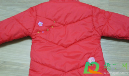 羽绒服刮个口怎么处理(羽绒服刮破一个小口怎么办)