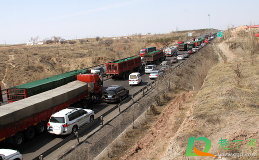 高速堵车走应急车道算不算违章2021(高速堵车走应急车道下高速算不算违章) 高速堵车走应急车道算不算违章2021(高速堵车走应急车道下高速算不算违章)