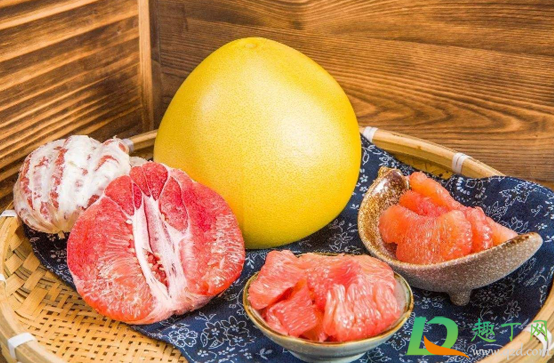 柚子肉用保鲜膜包上一晚上能坏吗(包着柚子肉的薄膜能吃吗)