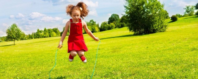 怎么教会小孩跳绳(怎样教小孩跳绳)