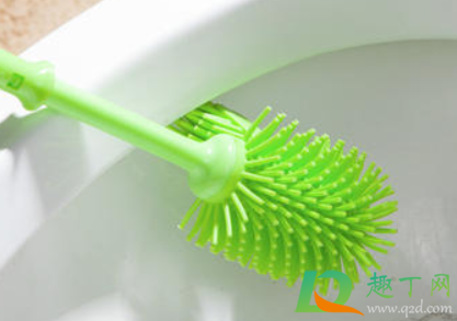 马桶刷堵住马桶里面怎么办(马桶刷堵在马桶里了怎么办)