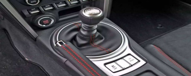 手动档汽车坡上起步操作方法(手动挡汽车坡起怎么操作)