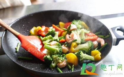 平底锅的油渍怎么刷(平底锅锅外面油渍怎么清)