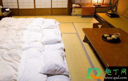 垫了被子睡在地板上可以吗(放在地板上睡觉的垫子)