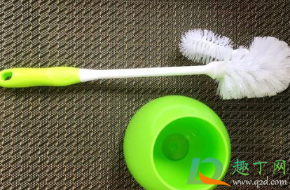 厕所堵了用马桶刷捅有用吗(马桶堵了往哪边捅)