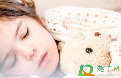 小孩子盖棉被好还是蚕丝被好(小孩子盖蚕丝被好不好)