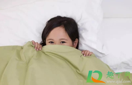 小孩子盖棉被好还是蚕丝被好(小孩子盖蚕丝被好不好)