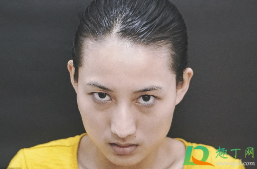 用热盐水敷眼睛可以去眼袋吗(用盐敷眼睛真的能去眼袋吗)