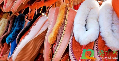 羊毛拖鞋可以水洗吗(牛皮拖鞋可以用水洗吗) 羊毛拖鞋可以水洗吗(牛皮拖鞋可以用水洗吗)