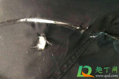 羽绒服刮个口怎么处理(羽绒服刮破一个小口怎么办)