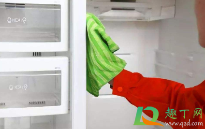 冰箱里面有脏东西怎么处理(冰箱有脏东西怎么擦干净)