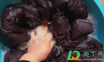 羽绒服上的脏怎么去除小窍门(羽绒服脏了擦小窍门)