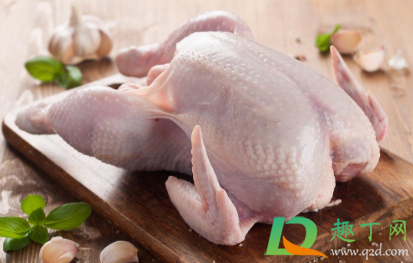 怎么看杀好的鸡新不新鲜(市场杀好的鸡都是新鲜的吗)