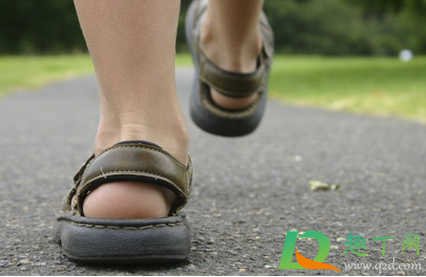 走路腿麻脚麻是怎么回事(走路时右脚麻是怎么回事)