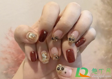 2021元旦做什么美甲好看显白(过年美甲样式2021显白)