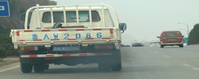 汽车刚打着火有汽油味冒黑烟的常见原因(汽车刚打着火冒黑烟是什么原因)