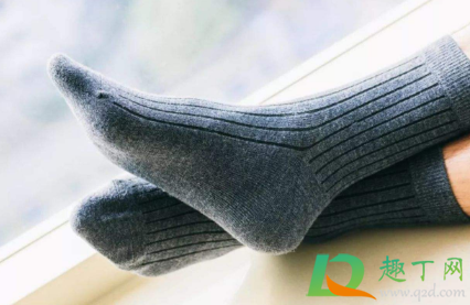 如何清洗臭袜子(袜子臭臭的怎样洗)