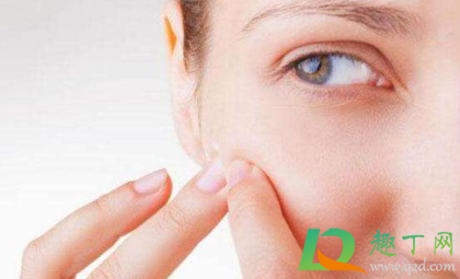 痘痘里面挤出来的白条是什么(痘痘里挤出来的白色条状物到底是什么?)