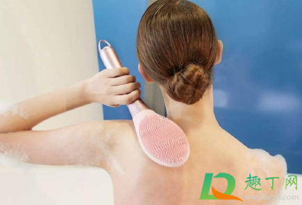 搓澡巾会把皮肤搓坏吗(搓澡巾会不会伤皮肤)