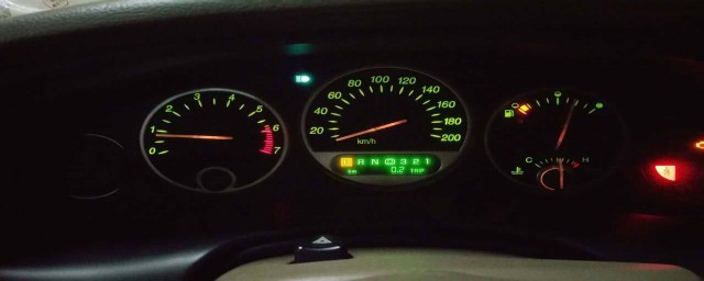 汽车表板工作灯不亮的原因及方法(仪表板灯不亮)