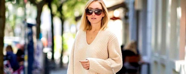 V领毛衣搭配指南(V领毛衣怎么搭配外套)