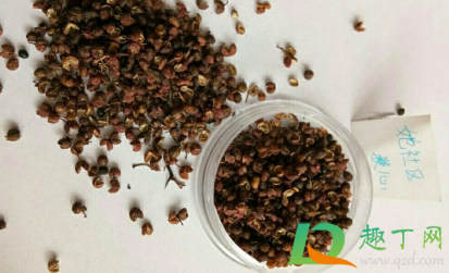 喉咙有一个花椒籽卡在哪里怎么办(花椒粒卡在喉咙怎么办)