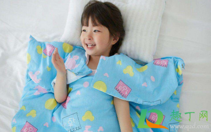 小孩子盖棉被好还是蚕丝被好(小孩子盖蚕丝被好不好)